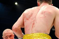 Český boxer Lukáš Konečný v prohraném souboji o titul Mistra světa v lehké střední váze WBO s Čečencem Zaurbekem Bajsangurovem.