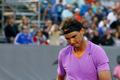 Rafael Nadal smutní po finálové porážce na turnaji ve Viňa del Mar