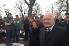 Klaus se Zemanem položili věnec k Masarykovu hrobu v Lánech