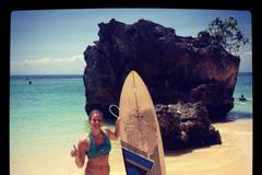 Česká snowboardistka Eva Samková při surfování na Bali