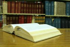 Staré knihy, spisy, vědecká práce, badatelská práce - ilustrační foto