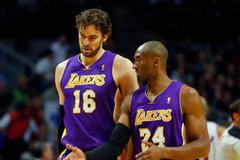 Kobe Bryant v rozhovoru s Pauem Gasolem v utkání NBA mezi LA Lakers a Chicagem Bulls