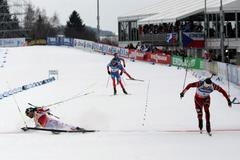 VIDEO Dramatický finiš ve stíhačce mužů na MS v biatlonu