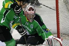 Mladoboleslavský hokejový brankář Vlastimil Lakosil kryje střelu kladenských hokejistů v přípravném utkání před sezónou 2012/13.