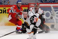 Plekanec bojuje před brankou Endrase v zápase Česko - Německo