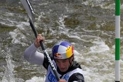 Vodní slalomář Vavřinec Hradilek z České republiky na Světovém poháru 2012 v pražské Tróji.