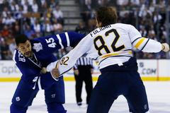 Pěstní souboj Marcuse Foligna a Marca Frasera v utkání NHL Toronto - Buffalo