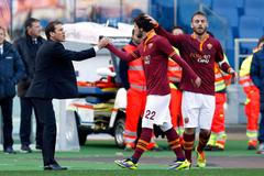 Mattea Destro z AS Řím slaví gól s koučem Rudim Garciou a kapitánem De Rossim