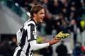 Fotbalista Juventusu Alessandro Matri slaví se svou kopačkou. Gól dal bez ní