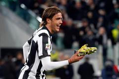 Fotbalista Juventusu Alessandro Matri slaví se svou kopačkou. Gól dal bez ní