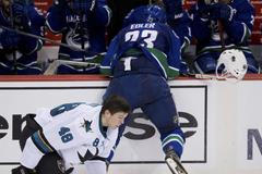 Vancouver vs Sharks: Edler sestřelil Hertlovi helmu
