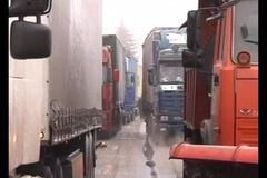 Video: V Rusku stály kamióny 3 dny v zácpě. Podívejte se.