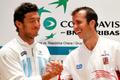 Tenisté Juan Mónaco (vlevo) a Radek Štěpánek během oficiálního losování semifinálových utkání Davis Cupu 2012.