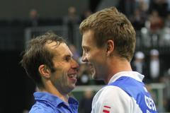 Čeští tenisté se radují z vítězství ve finále Davis Cupu 2012 proti Španělsku.