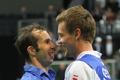Čeští tenisté se radují z vítězství ve finále Davis Cupu 2012 proti Španělsku.