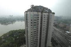 Dům se skálou na střeše v Pekingu