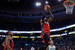 LeBron James smečuje v zápase proti Bostonu