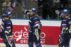 Hokejisté Kladna (zleva) Tomáš Kaberle, Tomáš Plekanec a Marek Židlický se radují z gólu v 5. kole Tipsport extraligy 2012/13 s Pardubicemi.