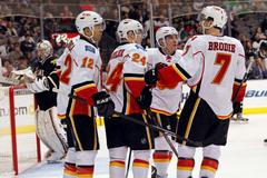 Hokejisté Calgary slaví gól Jiřího Hudlera