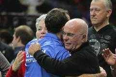 Čeští tenisté se radují z vítězství ve finále Davis Cupu 2012 proti Španělsku.