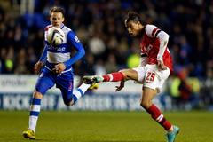 Fotbalista Arsenalu Marouane Chamakh střílí gól v utkání anglického poháru 2012/13 proti Readingu.