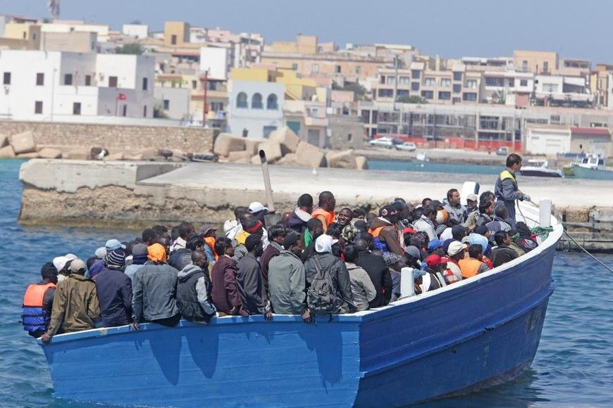 Francouzská policie poprvé zakročila proti pašerákům migrantů přímo na moři