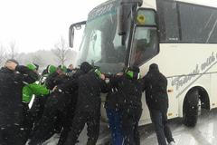 Hokejisté Boleslavi tlačí klubový autobus