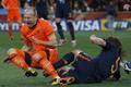 Arjen Robben, Carles Puyol (finále MS 2010, Španělsko - Nizozemsko)