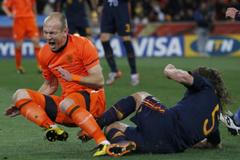 Arjen Robben, Carles Puyol (finále MS 2010, Španělsko - Nizozemsko)