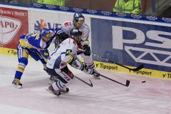 Hokejisté Liberce Jaroslav Kudrna (vpředu) se spoluhráčem v souboji s Martinem Hamrlíkem v utkání se Zlínem v 19. kole Tipsport extraligy 2012/13.