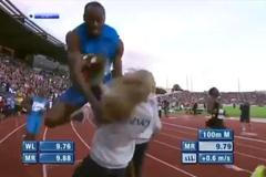 Usain Bolt: V cíli naboural do blonďaté fanynky