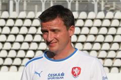 Český fotbalový reprezentační manažer Vladimír Šmicer během tréninku před přípravným utkáním s Finskem v sezóně 2011/12.