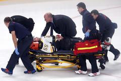 Zákrok útočníka Montreal Maxe Paciorettyho na obránce Bostonu Johnnyho Boychuka