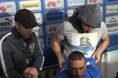 VIDEO Fanoušci Levski Sofia svlékli na tiskové konferenci trenéra
