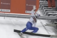 Skokan na lyžích Daiki Ito měl nepříjemnou kolizi ještě na můstku