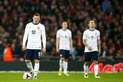 Angličané Rooney, Jones a Wilshere po porážce s Chile