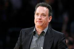 Celebrity na basketbalovém zápase fandí Los Angeles Lakers - Tom Hanks