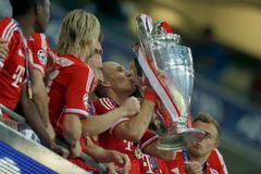 Fotbal, Liga mistrů, Bayern - Dortmund: Arjen Robben líbá trofej