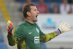 Fotbalový brankář Jan Laštůvka z Dněpru Dněpropetrovsk instruuje spoluhráče v utkání Evropské ligy 2012/13 se Slovanem Liberec.