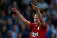 Robin van Persie slaví gól v zápase West Bromwich - Manchester United