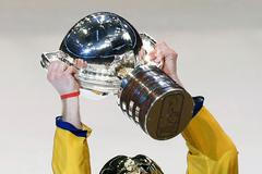 Hokej, MS 2013, Švédsko - Švýcarsko: kapitán Staffan Kronwall s pohárem pro mistry světa