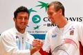 Tenisté Juan Mónaco a Tomáš Berdych během oficiálního losování semifinálových utkání Davis Cupu 2012.