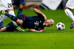 LM, Bayern Mnichov - Plzeň: faulovaný Arjen Robben