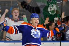 Lennart Petrell z Edmontonu slaví gól do sítě Nashvillu