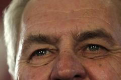 Radostný Miloš Zeman po zjištění, že vyhrál prezidentské volby