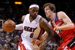 LeBron James a Jan Veselý v utkání Washingtonu s Miami