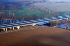 Letem nad Českým středohořím a dálnicí D8