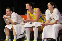 Basketbalistka ZVVZ USK Praha Ilona Burgrová (uprostřed) povzbuzuje spoluhráčky v utkání 1. kola Evropské ligy proti Salamance.