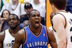 Serge Ibaka z Oklahomy City Thunder slaví koš