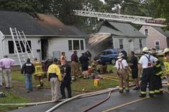 Výsledek pádu letounu na dva obytné domy v New Havenu